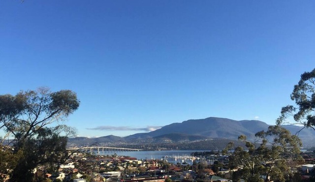 Spacious Apartment - Warm and Welcoming in Lindisfarne, 8 min from CBD