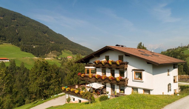 Spacious apartment with breathtaking views in Pfons