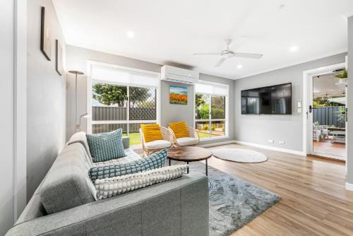 Spacious Beachmere Retreat - Walk to the Bay