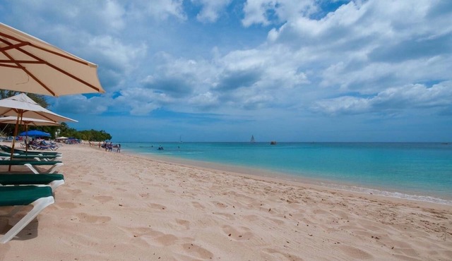 SPACIOUS CORNER UNIT ON GROUND FLOOR in Paynes Bay