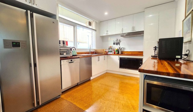 Spacious Guest Room 6 Full Kitchen & Free Parking