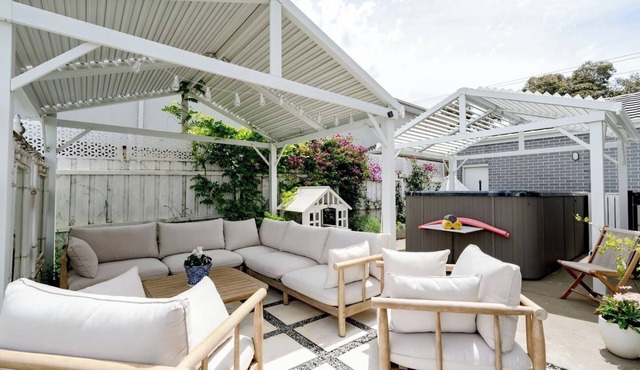 Spacious Hamptons-style home with plunge pool