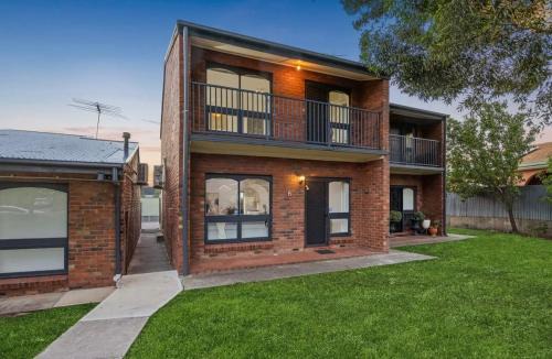 Spacious Hills Retreat with City Convenience