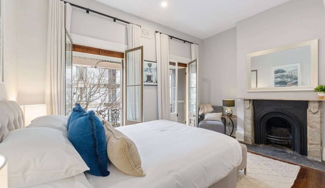 Spacious Inner-City House with Balcony Views in Millers Point