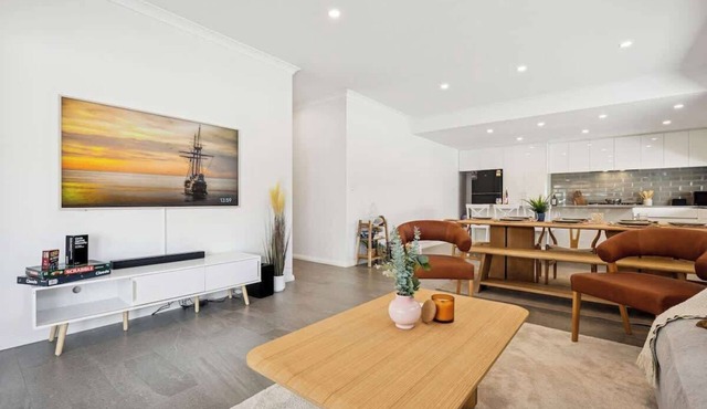 Spacious Luxury Home, City Stay - Walk to Restaurants
