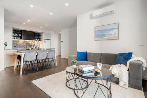 Spacious Luxury 3BR Apartment in West Melbourne with Stunning City Views and Free Parking, Near CBD