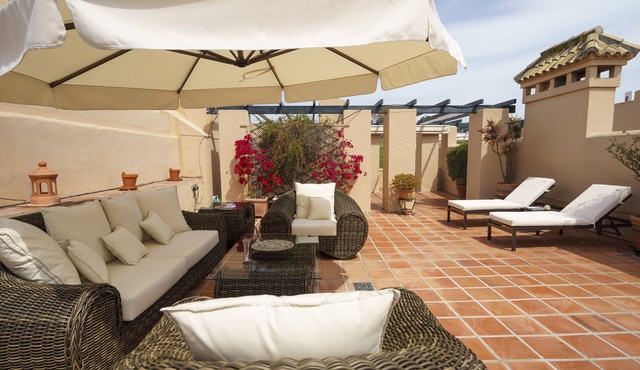 SPACIOUS LUXURY PENTHOUSE/APARTMENT WITH SWIMMING POOLS ON THE COSTA DEL SOL in Estepona