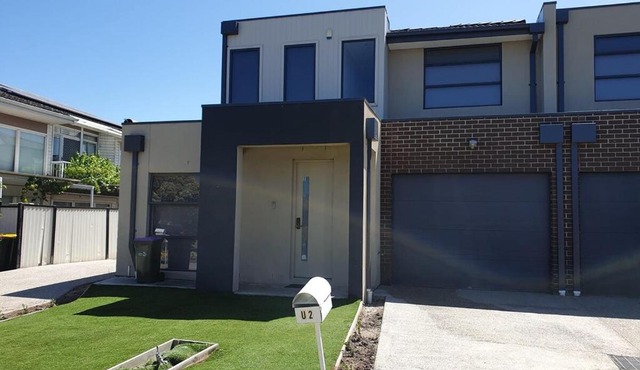 Spacious n comfortable modern family home near Train Station with free wifi u1 in Altona Meadows