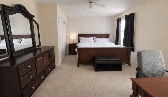 Spacious Private King Bedroom w/Workspace, TV, Mini Fridge, 2.5 Bath—Shared Home in Brampton