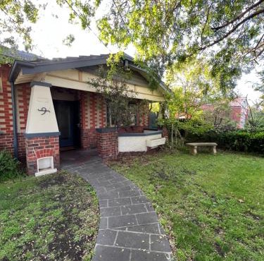 Spacious Private Room in Mckinnon 3 min to Train Station, Cafes and close to Monash Uni