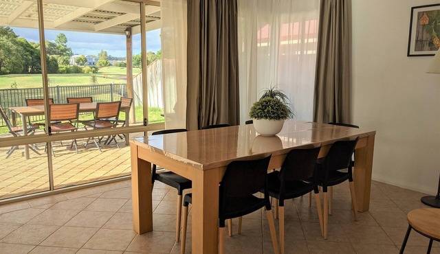 Spacious & quiet home with extended Golf views, close beach & CBD, WiFi