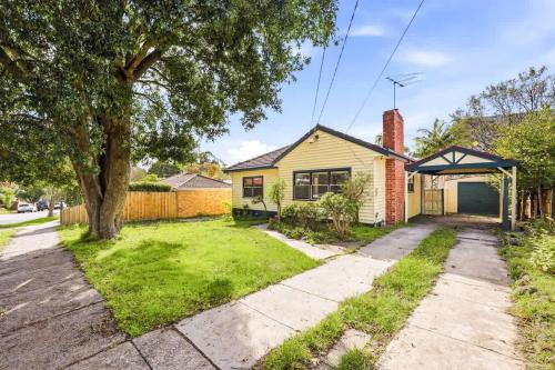 Spacious Ringwood Family Home Near Parks & Shops