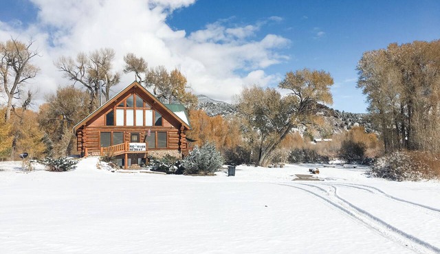 Spacious riverside Lodge- Book now for ski season! Large pavilion and new deck in South Fork