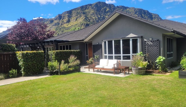 Spacious Sunny 4 Bedroom Home located just 5 min drive from Queenstown's centre in Queenstown