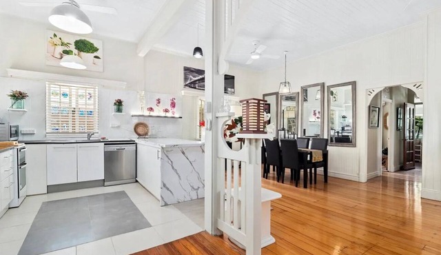 Spacious tropical Oasis in heart of city perfect for multigenerational holidays