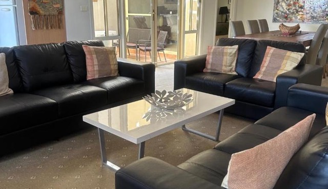 Spacious Williamstown Apartment with Free Parking