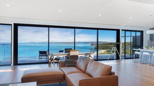'Spectacular Ocean Views' by HolidayCo