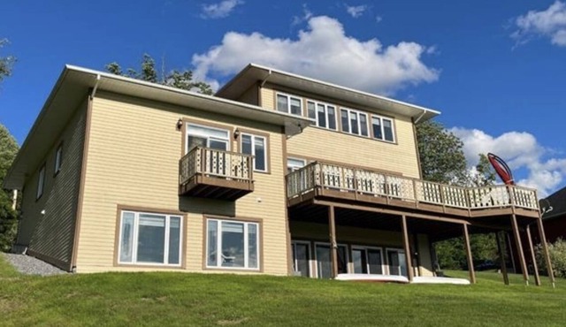 Spectacular & Peaceful cottage with Lake! in Sutton