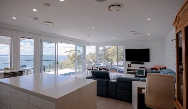Spectacular water views & entertaining spaces
