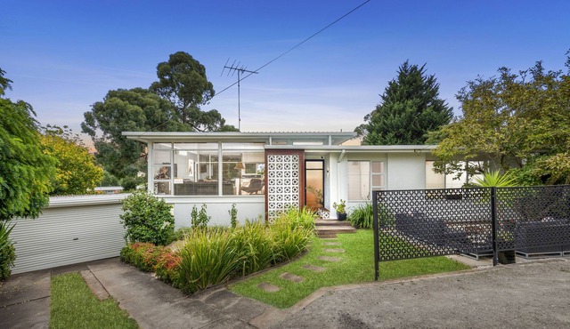 Split level home with pool/spa close to river, CBD, Surfcoast and Wineries