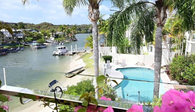 St Tropez 8 - Waterfront Retreat with Rooftop Spa & Sauna