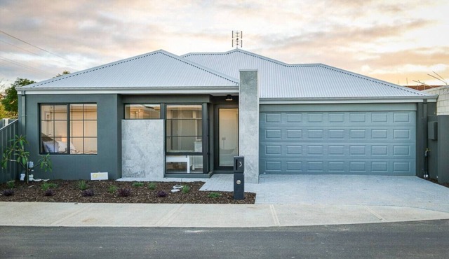 Stables Lane Retreat - Central and Modern