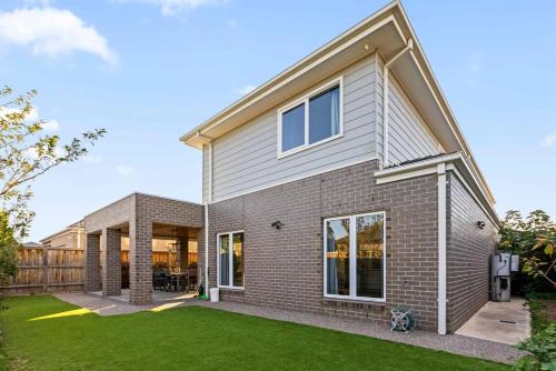StayAU Contemporary 5BRM Families Home Point Cook