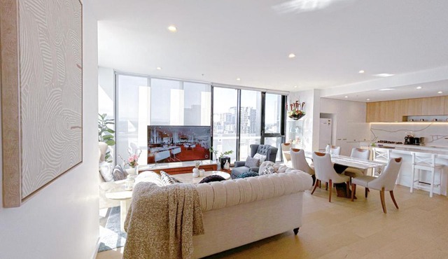 StayAU Elegant 3BR Penthouse with Stunning Views