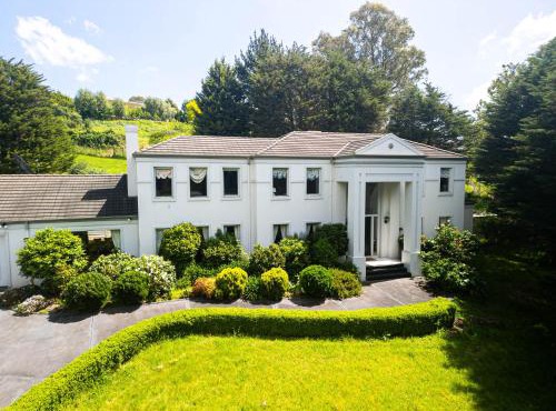 StayAU Expansive 6BR Villa Scenic Warrandyte
