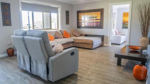 Stays with Ripley 3 min to hospital and beach Pet friendly
