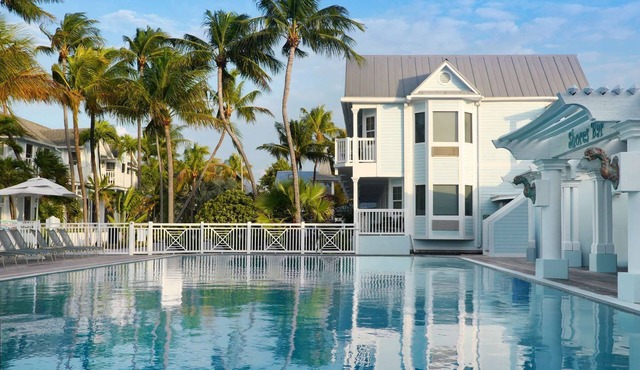 Steps to Duval St + Free Breakfast, Pool & Spa in Key West