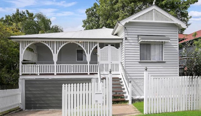 Strathendrick Timeless Queenslander Haven near CBD