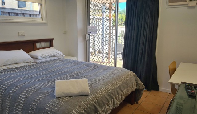 Studio 2 - self contained - walk to cafes and beaches