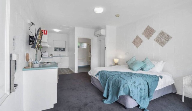Studio Apt, Bright and Spacious, CBD, Mibnb