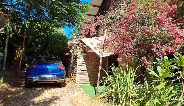 Studio close to Bourda beach, in a quiet, leafy setting.