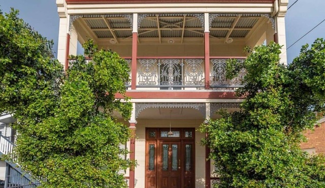 Studio in Ashgrove W/Bedroom Loft