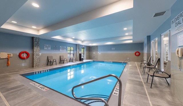 Studio Suite w/Kitchen, Pool, & Free Breakfast in Guelph