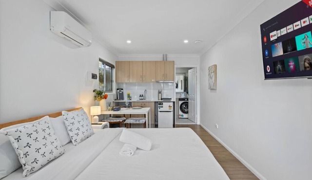 Studio walk to Westfield | Best for Solo Travelers