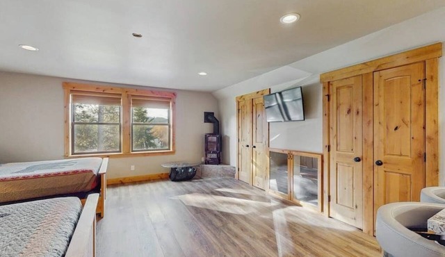 Studio with full kitchen wifi, & great location in Ronald