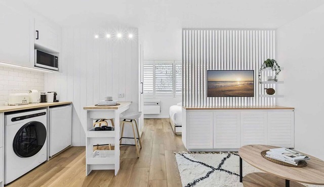 Studio3: Chic Bondi Abode with Pool & A/C