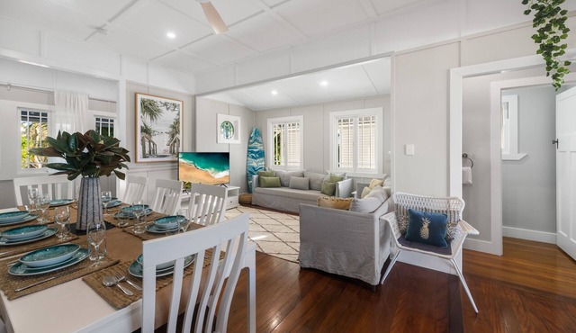 Stunning 4 Bedroom Beach House - Dicky Beach