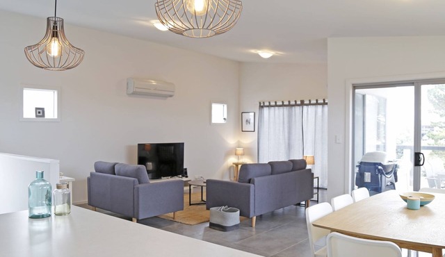 Stunning Beach Retreat, close to the Esplanade. Pet Friendly & Free Wi-Fi.