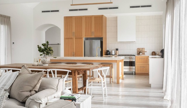 Stunning Coastal Family Retreat - 5 minute walk to beaches