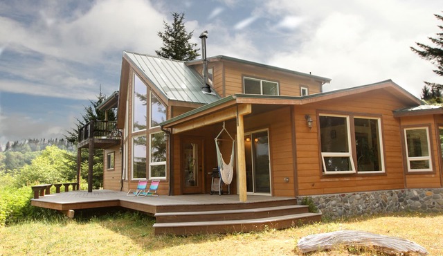 Stunning Custom Cabin in the woods; Mountain and Ocean Views! in Brookings