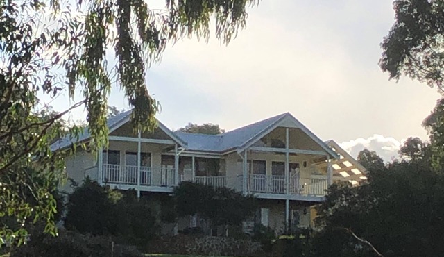 STUNNING HOME YALLINGUP. BEAUTIFUL SURROUNDINGS. WALK IN AND RELAX