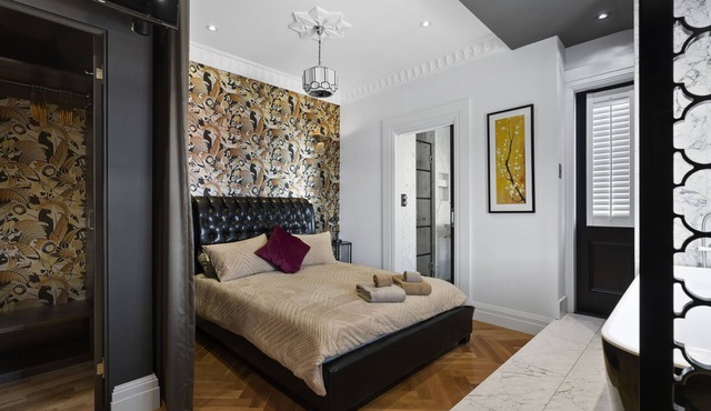 Stunning Top Floor Art Deco One Bedroom Unit With Sunroom – Parking & Wifi