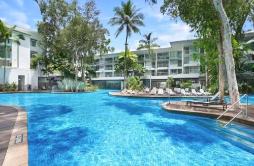 Stunning Top Floor Apartment Views to Palm Cove