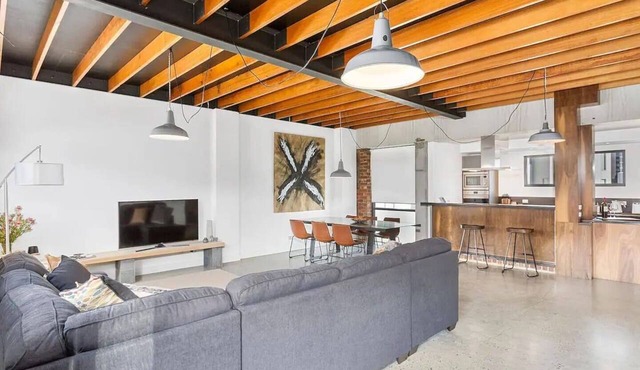 Stunning Warehouse Pad Moments from the Waterfront