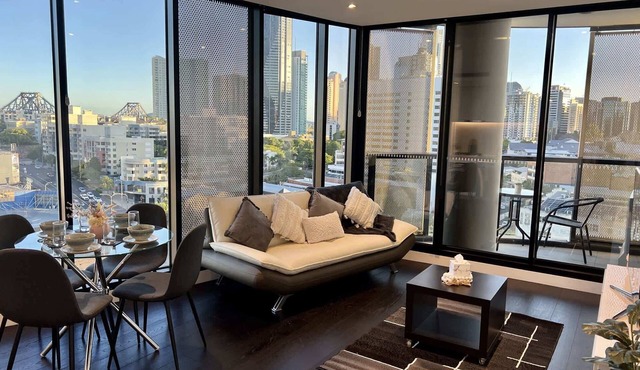 Stylish 1-Bed with Pool, Gym & Free Parking