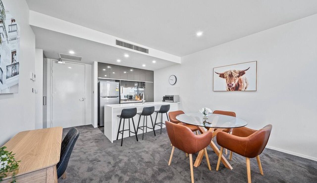 Stylish 1-Bed Retreat Steps from Foreshore
